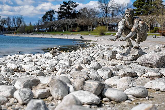 Kein Wasser in Reichweite: Die Figur El Nino an der Radolfzeller Mole kann derzeit nicht Baden gehen.