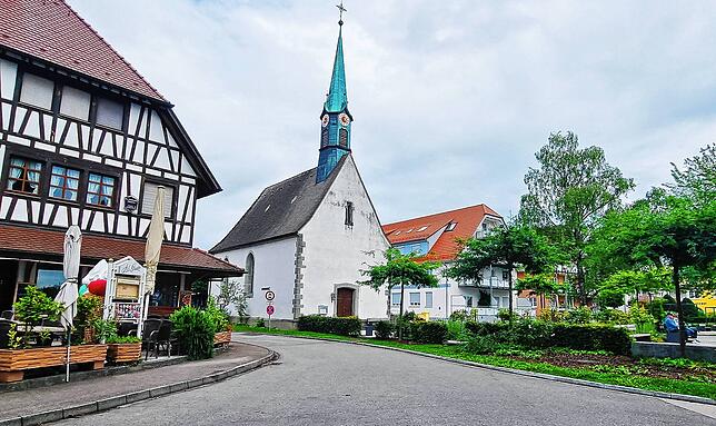 Die Kapelle St. Quirinius in Unteruhldingen ist bekannt für ihren langen und dünnen Kirchturm. Bild: Reiner Jäckle