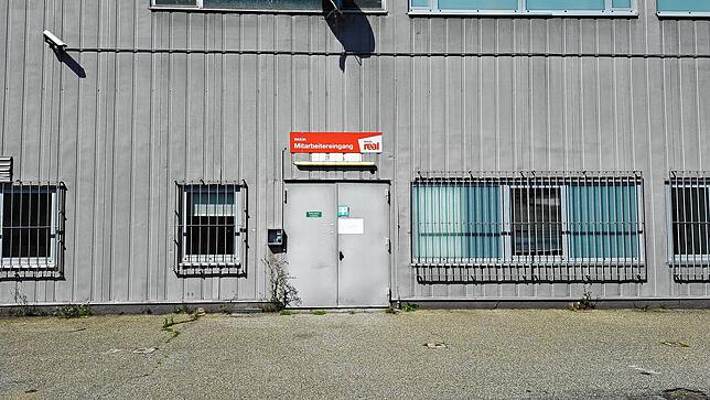 Die Rückseite des Real-Gebäudes. Hier kamen die Mitarbeiter zu ihren Arbeitsplätzen.