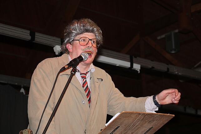 Achim Friesenhagen alias Horst Schlämmer aus Grevenbroich bei seiner Büttenrede beim Landadeltreffen.