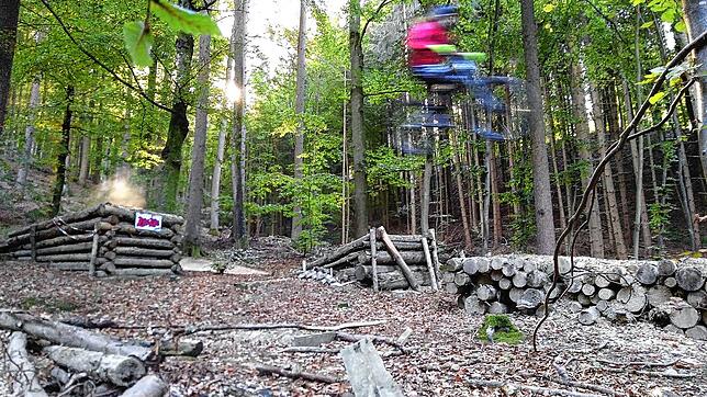 Auch solche Sprünge können zum Erscheinungsbild eines Bikeparks gehören. Ein verantwortungsvoller Biker schützt sich mit Protektoren.
