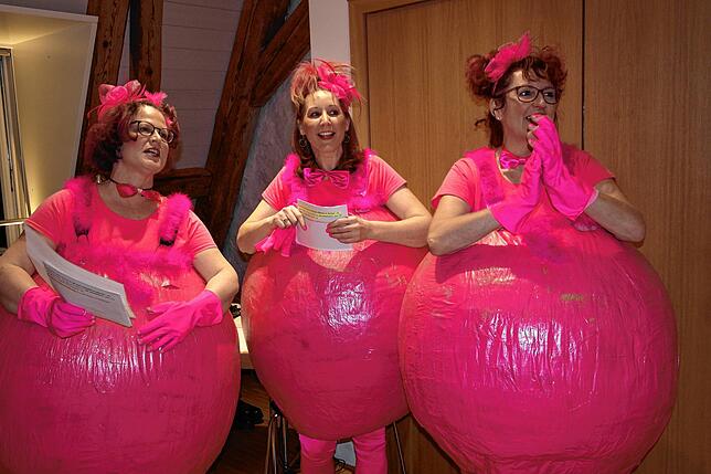 Die Moderatorinnen Manuela Engel, Elvira Späth und Patrizia Schneckenbühl als knuffige Planeten in Pink.