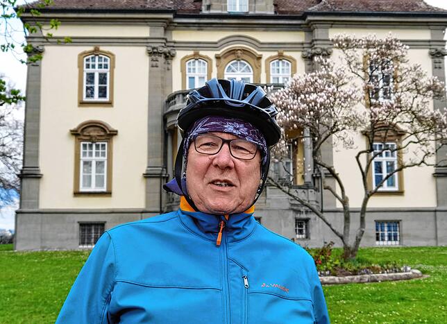 Uwe Schröder vor Schloss Rauenstein.