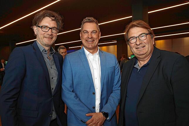 SÜDKURIER-Chefredakteur Stefan Lutz, Johannes Bliestle, Reichenau Gemüse eG, und Fotograf Achim Mende.