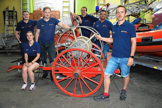 Das historische Gerät ist bei der Feuerwehr Wallbach für (von links) Christopher Sieber, Christian Siebold, Gerald Lechner, ...
