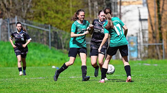 Bild 18: B-Mädchen der SG Aach-Linz ziehen ins Bezirkspokal-Finale ein. Hier gibt es unsere  Bildergalerie