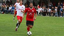Kaum zu halten: Routinier Marco Lohr (vorn) hängte Patrick Merz beim 7:0-Kantersieg des SV Jestetten im Hinspiel gegen den FC RW ...