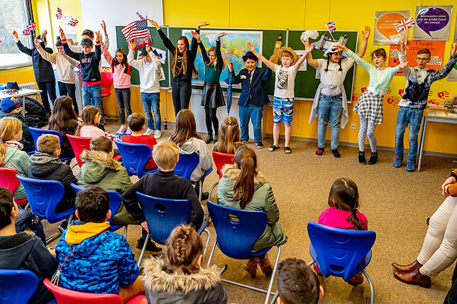 Die Englisch-Klasse singt englische Lieder.