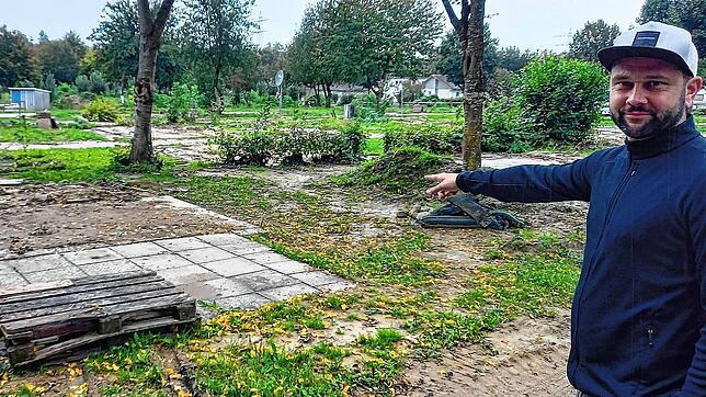 Claudius Wirth vom Camping Wirthshof in Markdorf-Steibensteg zeigt auf die ehemaligen Dauercamper-Stellplätze. Sie wurden bei dem ...