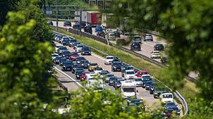Auf der A8 sind häufig Staus. Ein Abfahrtsverbot soll nun die Belastung für bestimmte Gemeinden reduzieren.