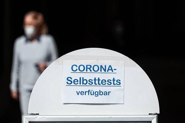 Auch im privaten Rahmen sollen Mitarbeiter mehr Sicherheit bekommen: Einige Unternehmen wollen ihnen Selbsttests für zu Hause anbieten.