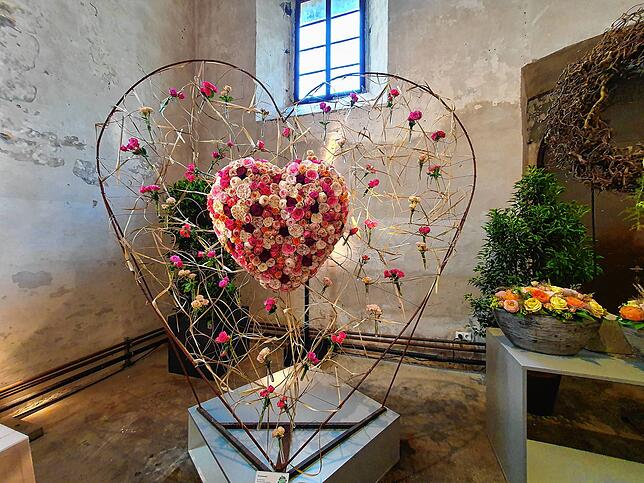 Bild 2: Männer, lasst besser Blumen für Euch sprechen: Gaby Hauptmann eröffnet Blumenschau in der Kapuzinerkirche