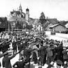 Bedingunglose Gefolgschaft, wie hier bei einer Kundgebung der NSDAP in Sigmaringen, war die Voraussetzung für viele schlimme Verbrechen ...