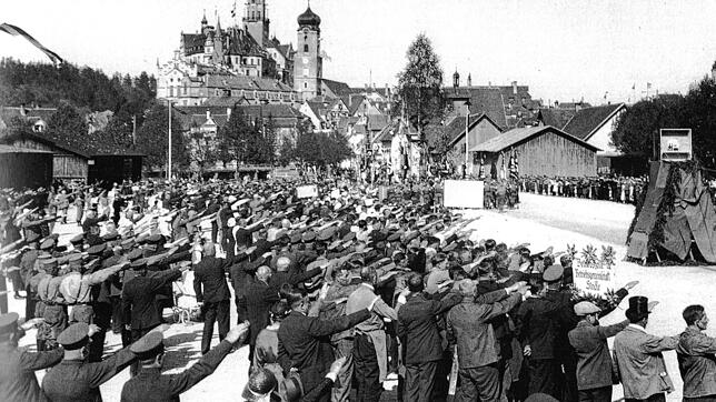 Bedingunglose Gefolgschaft, wie hier bei einer Kundgebung der NSDAP in Sigmaringen, war die Voraussetzung für viele schlimme Verbrechen ...