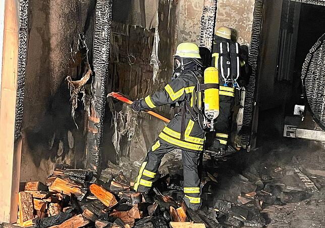 Durch das schnelle Eingreifen der Feuerwehr konnte das Übergreifen der Flammen vom Carport auf die angrenzenden Gebäude verhindert werden.