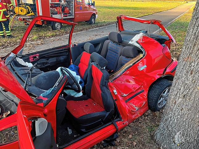 Spezialisten der Feuerwehr mussten das Wrack mit hydraulischen Gerät öffnen, um eine eingeklemmte Person zu befreien.