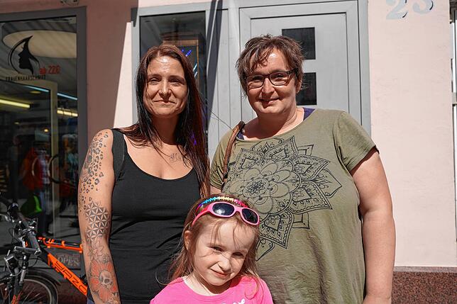Tanja Robra (links) mit Tochter Emily und Freundin Petra Sorg, hält nichts davon, länger zu arbeiten.