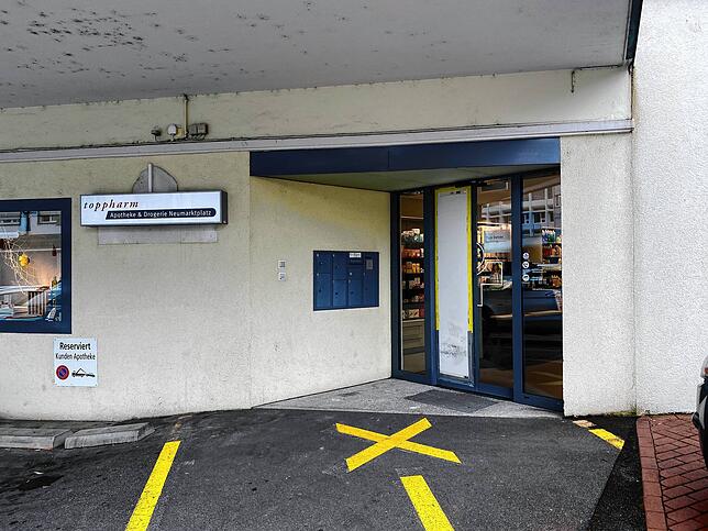 Wahrscheinlich mehrere Wochen bleibt die Tür zur Toppharm-Apotheke auf der Seite Badenerstrasse zu.