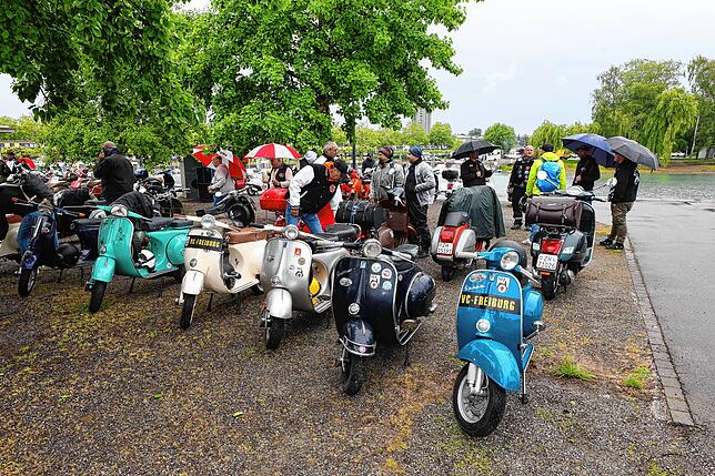 Bild 31: Vespa-Treffen am Bodensee: Am Kreuzlinger Hafen kommen drei Nationen zusammen