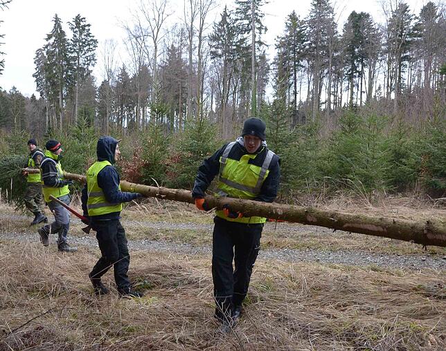 Bild 8: Bis der Funken trotz Sturmtiefs brennt: Unterwegs mit der Funkenmannschaft Markdorf