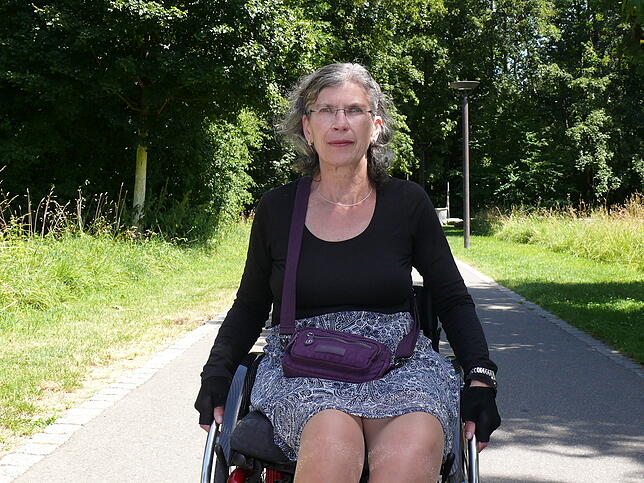 Rosa Heim beobachtet den Verkehr in der Petershauser Straße vom Rollstuhl aus und ist der Meinung, dass sich das Umleitungschaos in ...