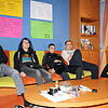Florian (Zweiter von rechts) ist gerne mit Gleichaltrigen im Gruppenraum der Jungen Reha.