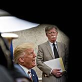 US-Präsident Donald Trump spricht in einem Meeting, im Hintergrund ist sein Sicherheitsberater John Bolton zu sehen.