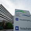 An der Klinik am Eichert in Göppingen weist ein Schild den Weg zur Notaufnahme und zum Haupteingang. In Göppingen wurde der erste ...