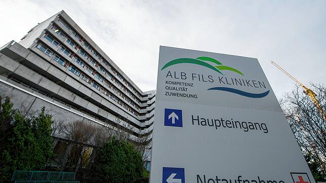 An der Klinik am Eichert in Göppingen weist ein Schild den Weg zur Notaufnahme und zum Haupteingang. In Göppingen wurde der erste ...