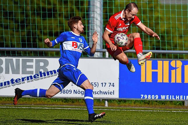Bild 41: Spitzenreiter FC Erzingen setzt sich mit 5:0 beim FC RW Weilheim durch &ndash; und wir haben die Bilder!