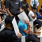 Ahmad A. (im Vordergrund) sowie weitere Angeklagte der syrischen Großfamilie beim Prozess um die Singener Messerattacke in ...