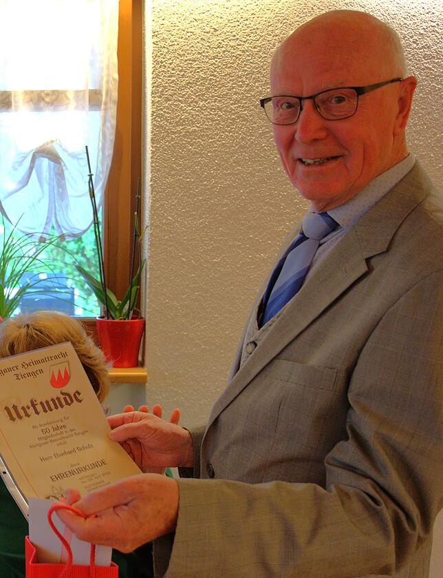 Eberhard Schulz, stellvertretender Vorsitzender der Klettgauer Heimattracht, wurde für 50 Jahre engagierte Mitgliedschaft geehrt.