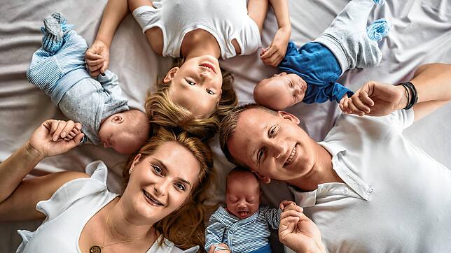Maria und Christian Cretnik freuen sich mit Tochter Aida über die Drillinge Arian Lio, Marlon Luke und Tom Levi.
