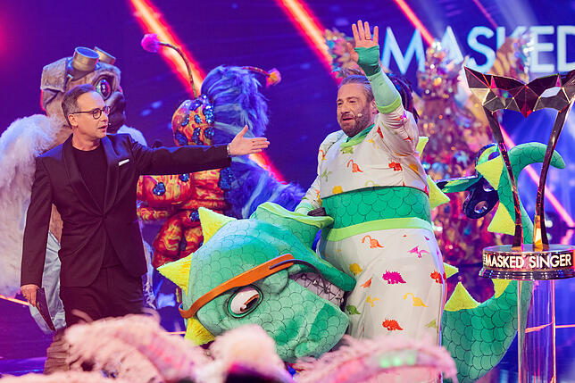 März 2021: Sänger Sasha (52) singt sich als Dinosaurier im Schlafanzug zum Sieg. Sein Sohn Otto ist da gerade mal zweieinhalb Jahre alt ...