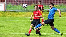 Schritt zu spät: Moritz Erne (rechts) von der SG Mettingen/Krenkingen klärt beim 5:0-Erfolg gegen den FC Hochrhein die Situation von ...