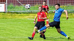 Schritt zu spät: Moritz Erne (rechts) von der SG Mettingen/Krenkingen klärt beim 5:0-Erfolg gegen den FC Hochrhein die Situation von ...