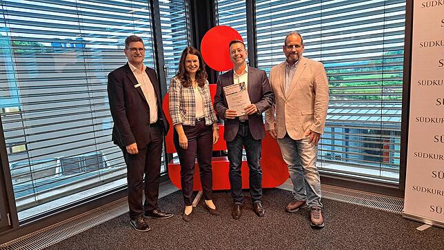 3000 Euro: Sportverein Harpolingen für die Beschaffung von Sportgeräten für die Turnstars (von links): Martin Volz, Regionaldirektor ...
