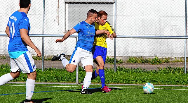 Zurück in der Schmittenau: Arlind Avdyli (Mitte, gegen Mario Rittwag vom SV Herten im April 2017) kommt vom ESV Waldshut zurück und ...