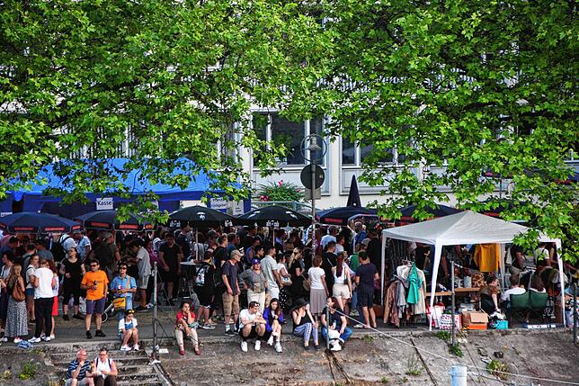 Bild 34: Run auf den großen Flohmarkt mit mehr als 1000 Ständen in Konstanz