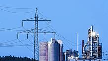 Zur kritischen Infrastruktur gehört unter anderem die Energieversorgung. Unser Bild zeigt Strommasten vor einem Zementwerk in Rottweil.