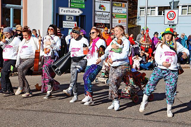 Die Gütenbacher Hupfdohlen-Mamis sind bei der Fasnet 2023 richtig gut drauf und sehr kreativ.