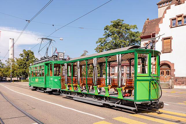 Motorwagen 156, „Zum Sod“ und Sommeranhänger 281 beim Badhysli St. Johann in Basel.
