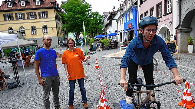 Roman und Sarah Wendel von der Gruppe Südbaar im ADFC sind erfreut, mit welcher Leichtigkeit Franziska Maier den Hindernisparcours ...