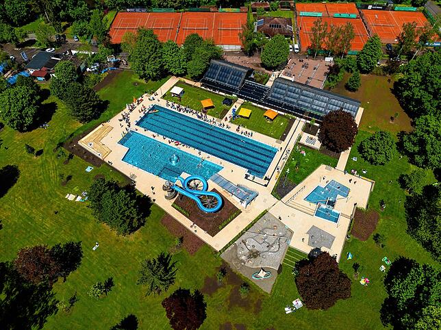 Das Parkschwimmbad Donaueschingen nach seinem Ausbau 2024 aus der Luft (Archivbild).
