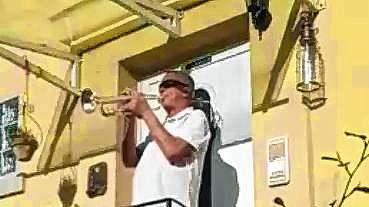 Vor der Türe an der Trompete: Dietmar Baumgartner.