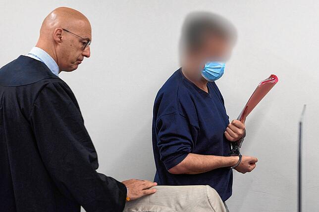 Der Angeklagte betritt den Gerichtssaal neben seinem Verteidiger Alexander Klein (l).