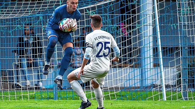 Noch zwei Spiele: Torwart Loris Bendel &ndash; hier mit Kapitän Nico Ködel &ndash; hat am Samstag gegen den SV RW Ballrechten-Dottingen ...