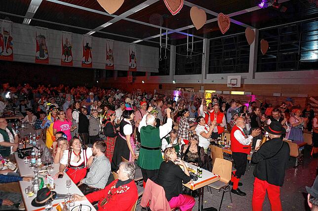 Blick in die Tiengener Stadthalle beim Düengemer Stadl der Zunft.