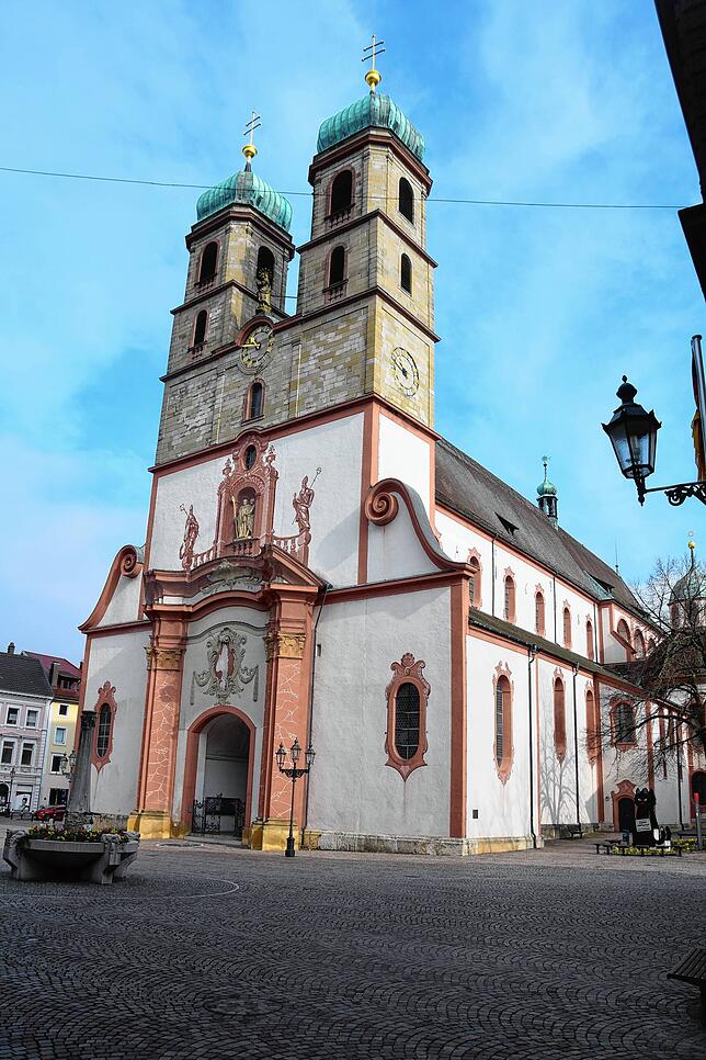 Hoch droben in der Glockenstube des rechts stehenden Südturms des St. Fridolinmünsters in Bad Säckigen ist sie Zuhause – die ...