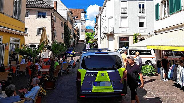 Ein Polizeieinsatz sorgt am Dienstagmittag in der Radolfzeller Innenstadt für Aufsehen.